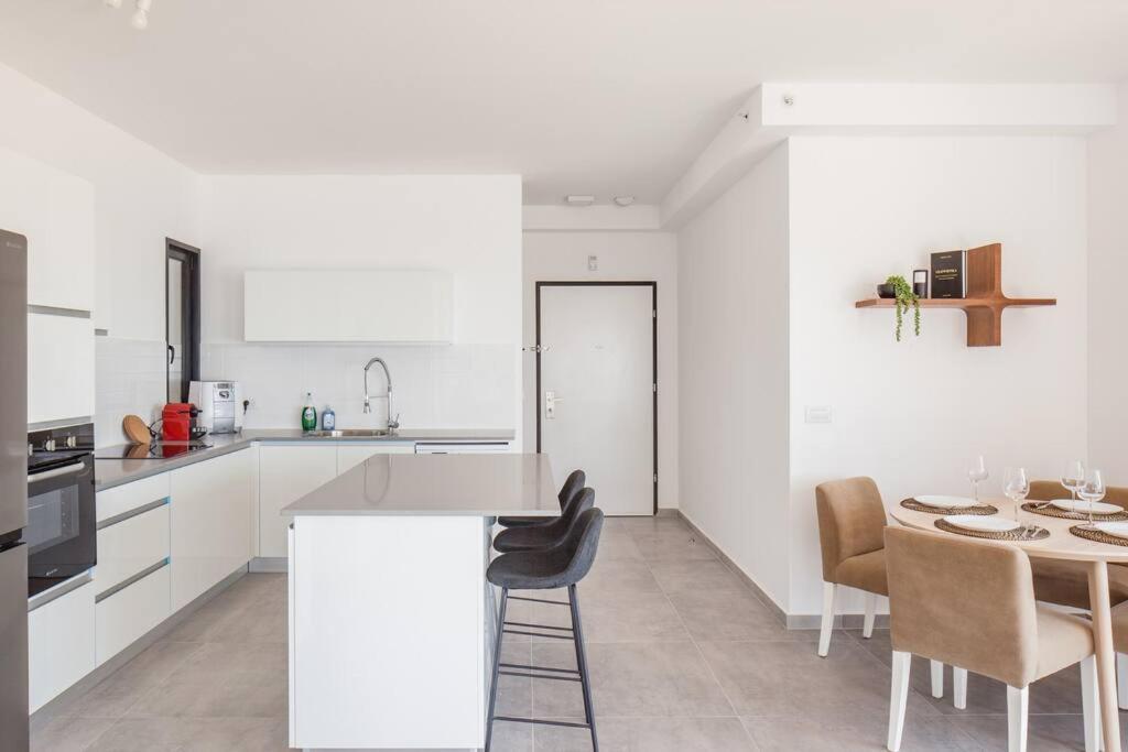 O&O Group- Magical 4Br Apt With Panoramic Sea View Bat Yam Eksteriør billede